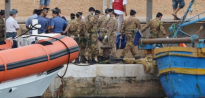 Recuperan 17 cuerpos más tras el naufragio de Italia, que deja ya 211 muertos