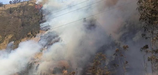 Organismos de respuesta atienden 18 incendios activos simultáneamente en Quito