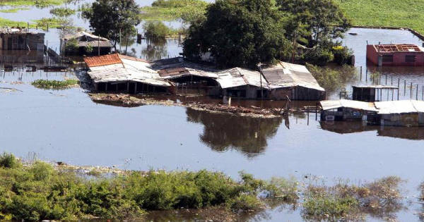 Las Inundaciones En Paraguay Amenazan Al Mayor Vertedero Del País