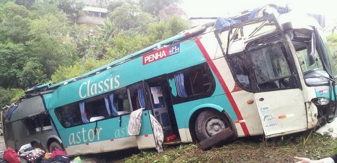 Al menos 14 muertos y 32 heridos en un accidente de autobús en Brasil