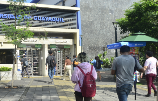 Puerta G2 de la Universidad de Guayaquil.