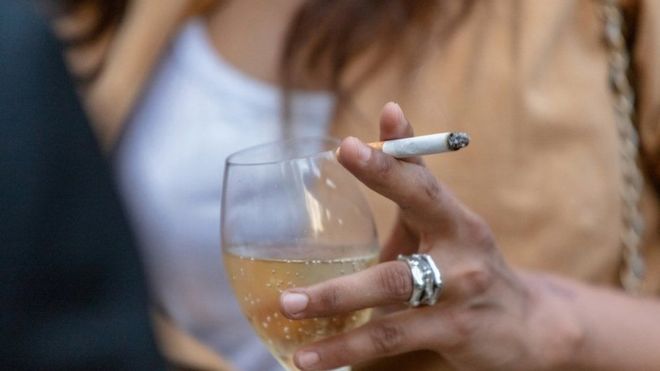 Cáncer: ¿a cuántos cigarrillos equivale una botella de alcohol?