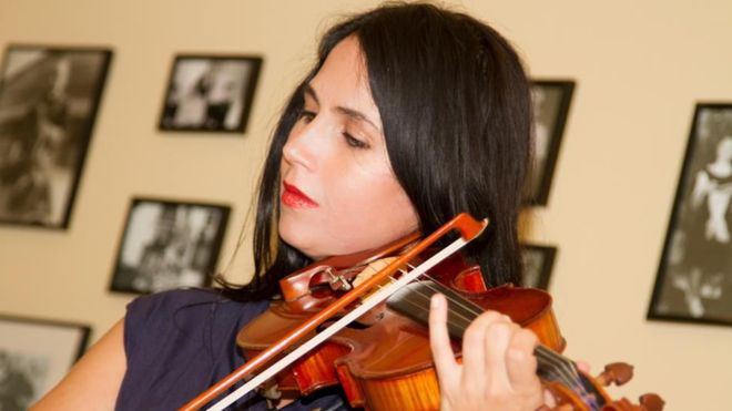 La mujer que tocó el violín en una orquesta falsa durante 4 años