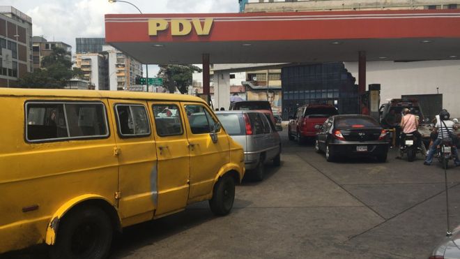 Las insólitas formas de pagar por la gasolina en Venezuela