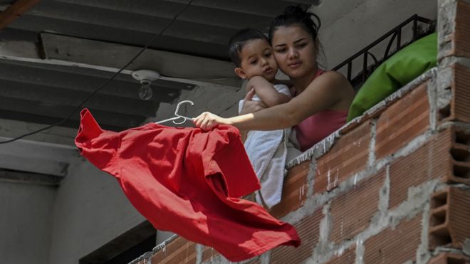 Coronavirus: Por qué tantos colombianos han colgado trapos rojos en sus ventanas