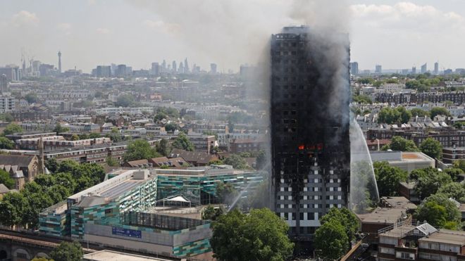 Qué pudo causar la rápida y fatal propagación del fuego en la Torre Grenfell de Londres