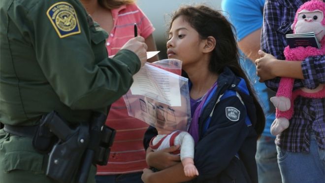 Las silenciosas tácticas de EE.UU. para expulsar a más de 900 niños y adolescentes inmigrantes