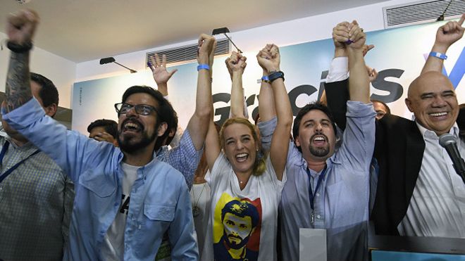 Oposición en Venezuela obtiene histórica victoria en las elecciones parlamentarias