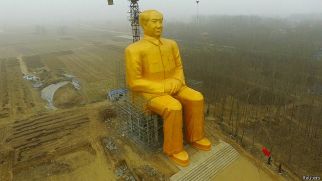 La gigantesca estatua de Mao Zedong que apareció en un pueblo de China