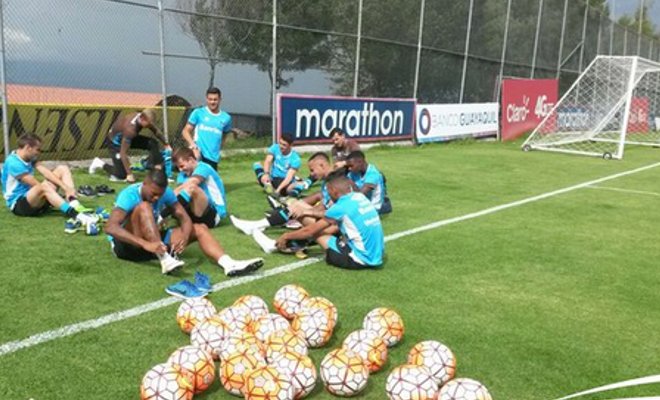 Gremio entrena en Quito y aprovecha para visitar la Mitad del Mundo