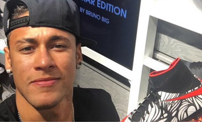 Neymar presume de sus nuevos botines personalizados