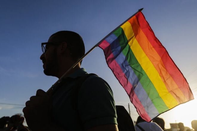 ¿Cuál Es El Origen De La Bandera De Arcoíris, Símbolo De La Comunidad LGBT?