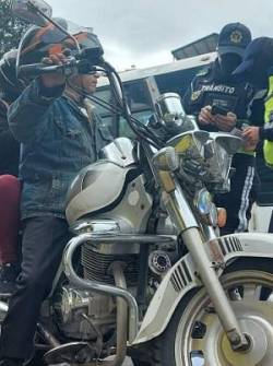 Imagen referencial de controles a motociclistas en Quito.