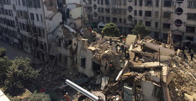 Derrumbe de edificio en China deja un muerto y varios atrapados