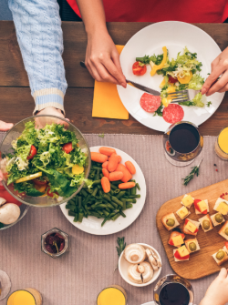 Imagen referencial de familia compartiendo alimentos.