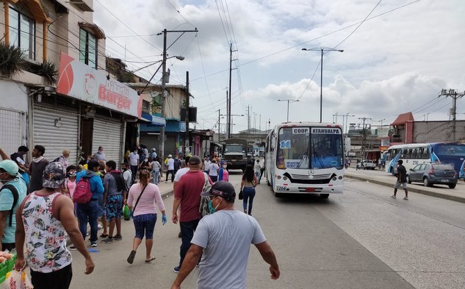 Buses transportan decenas de ciudadanos en noroeste de Guayaquil sin respetar distanciamiento