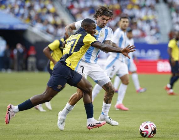 Moisés Caicedo (i) frente a Rodrigo de Paul durante un amistoso entre Ecuador y Argentina.