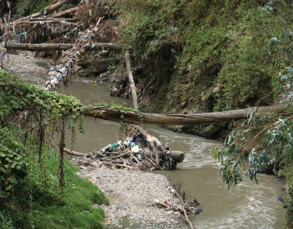 Contaminación del Rí­o Machángara, en el sector del Recreo, Sur de Quito
