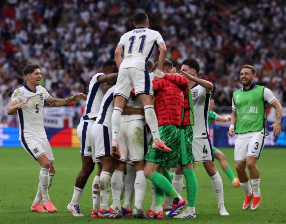 Los jugadores de la Selección de Inglaterra celebran el gol de Jude Bellingham ante Eslovaquia