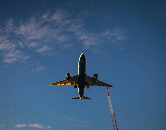 Imagen de un avión sobrevolando una pista aérea. Foto referencial.