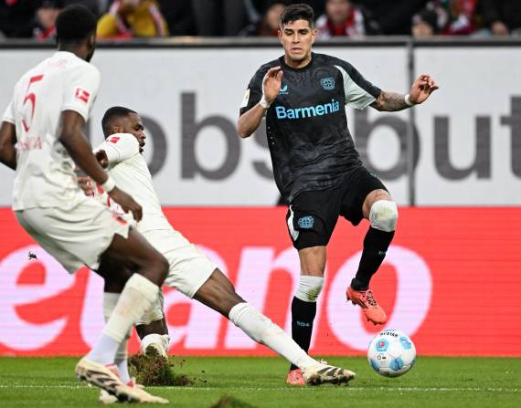 El defensa ecuatoriano Piero Hincapié fue titular en el triunfo del Bayer Leverkusen por 2-0 frente al Augsburgo.