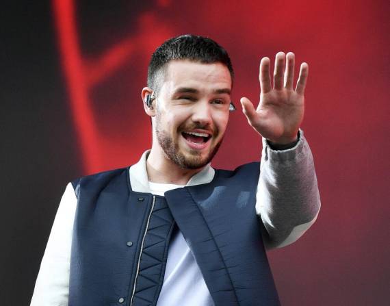 Liam Payne fue un cantante británico conocido mundialmente por ser miembro de la banda One Direction, una de las boy bands más exitosas de la última década. Tras la separación de la banda, continuó su carrera como solista, lanzando varios sencillos y colaboraciones.