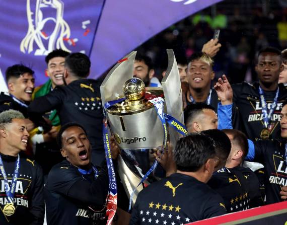 Jugadores de Liga de Quito celebran el título de campeón nacional 2024.