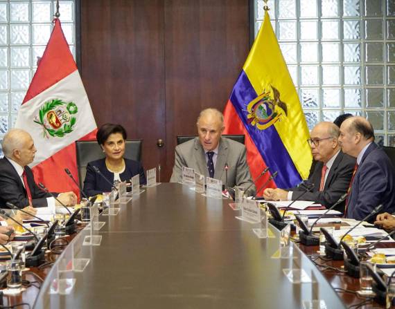 Foto de Gabriela Sommerfeld, canciller de Ecuador, junto a