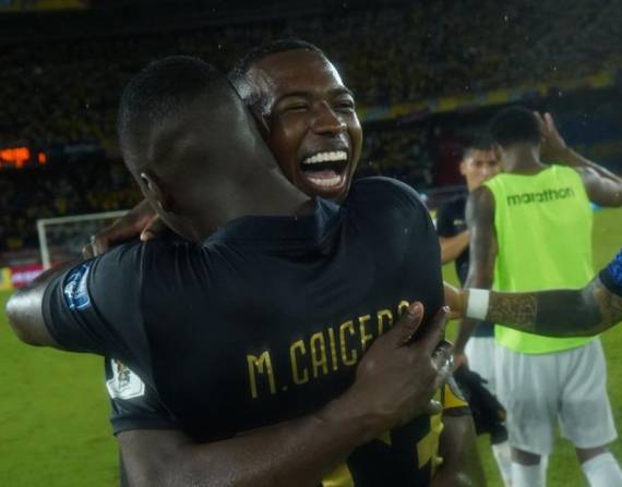 El abrazo de Willian Pacho y Moisés Caicedo tras la victoria de Ecuador, como visitante, contra Colombia.