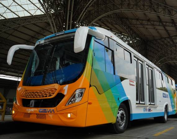 Los buses de la Metrovía están pintados de colores distintos de acuerdo a cada troncal.