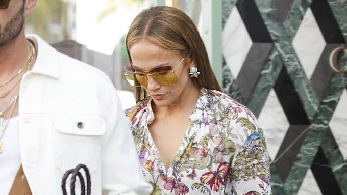 Jennifer Lopez aparece devastada tras la cancelación de su gira y problemas en su relación
