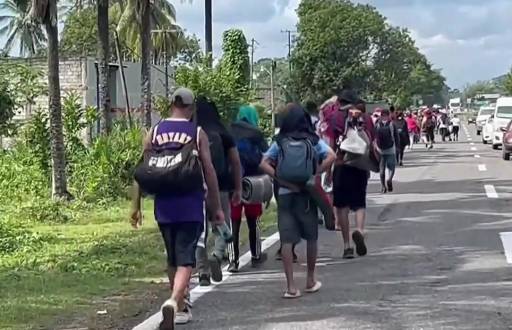 Imagen de migrantes caminando hacia Estados Unidos.