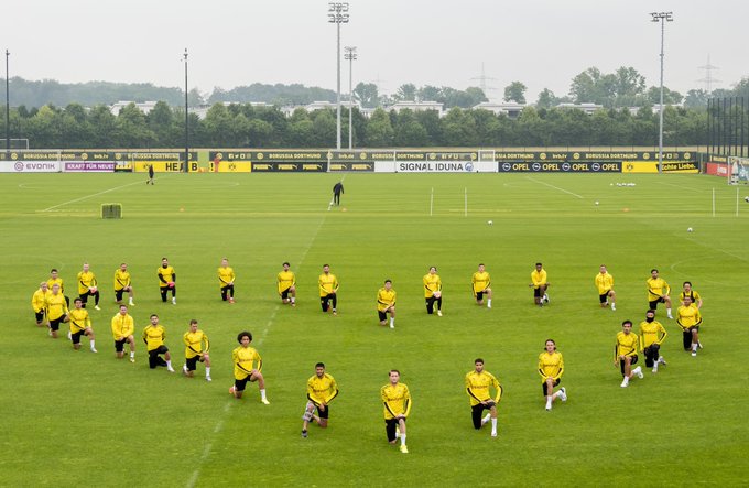 Jugadores del Dortmund se arrodillaron en homenaje a George Floyd