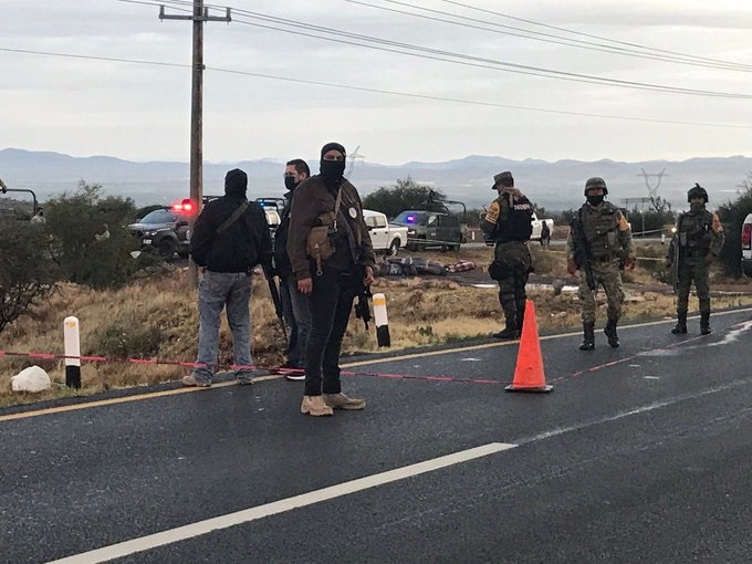 Hallan 14 cadáveres en carretera de México