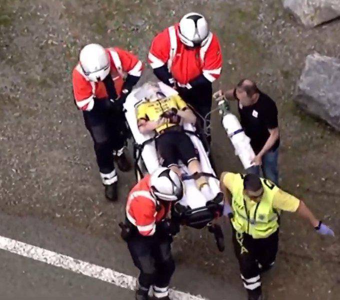 Jonas Vingegaard siendo llevado a la ambulancia.