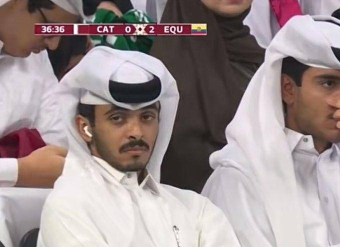 Hinchas qatarís ante el '2-0' que marcó Ecuador contra su país, Qatar.