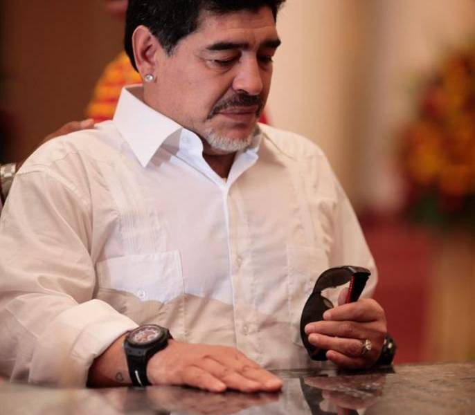 Maradona visita cuartel que alberga restos de Chávez y pide votar por Maduro