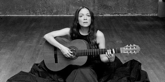 Fotografía de Natalia Lafourcade interpretando su álbum De Todas las Flores