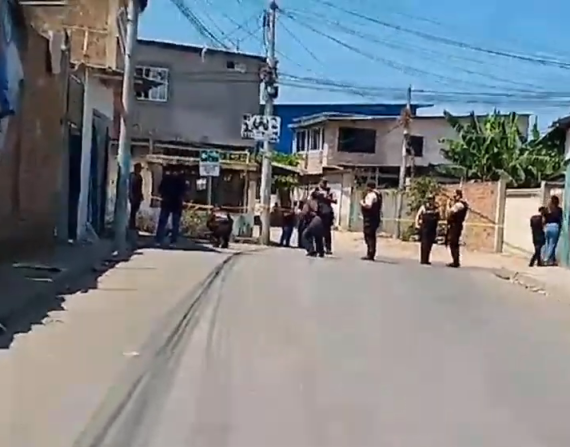 Imagen de un procedimiento policial tras un triple asesinato en un sector de Portoviejo, capital de Manabí, este 22 de noviembre del 2024.