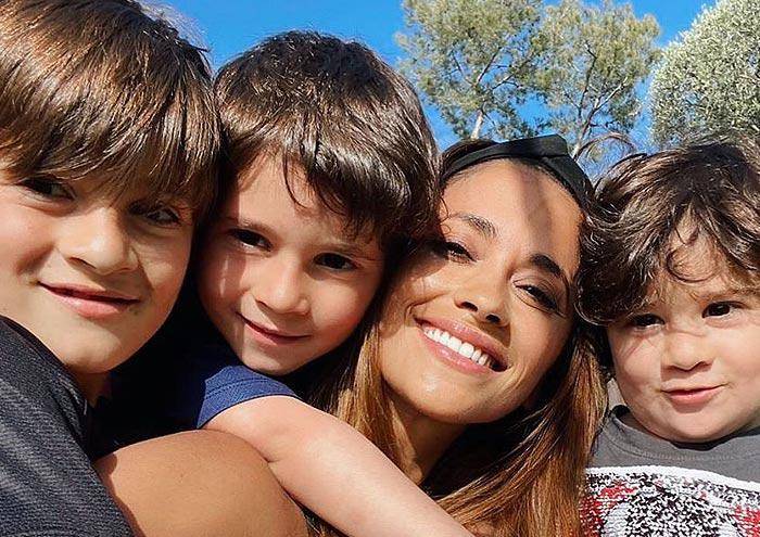 Imagen de archivo de Antonela Roccuzzo en una selfie junto a sus tres hijos: Thiago, Mateo y Ciro.