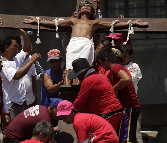 Crucifixiones Y Flagelantes Marcan El Viernes Santo En Filipinas 