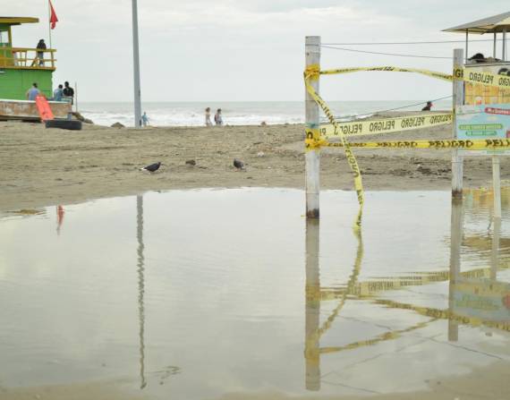 Acumulación de agua en una playa de Manta por el oleaje.