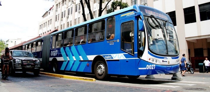 Autos que circulen en carril de metrovía serán multados