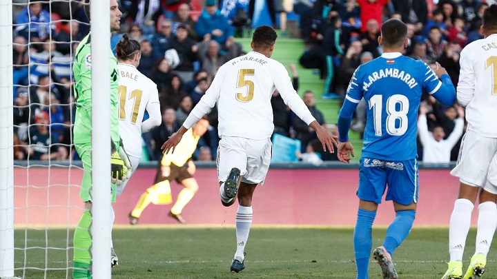 Varane y Courtois lideran al Real Madrid en su victoria