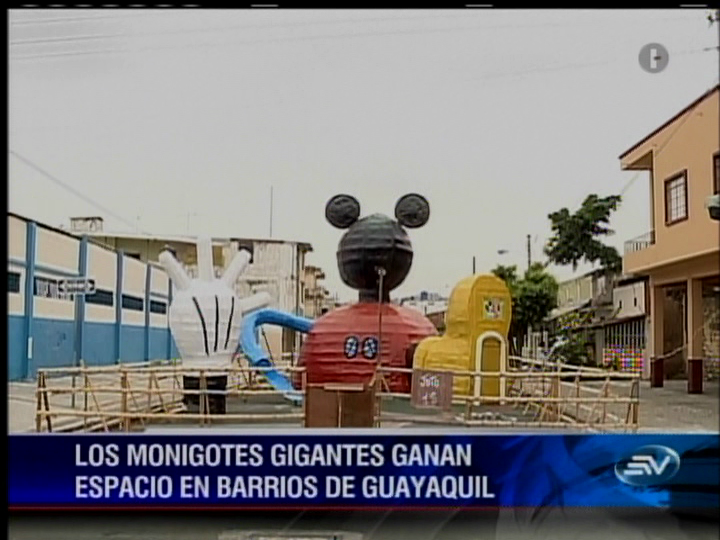 Los monigotes gigantes de fin de año se toman Guayaquil