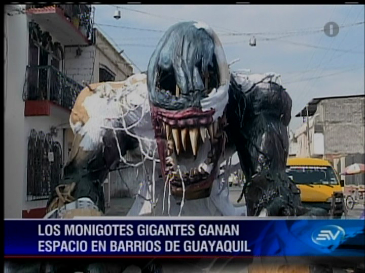 Los monigotes gigantes de fin de año se toman Guayaquil