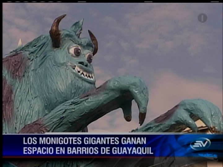 Los monigotes gigantes de fin de año se toman Guayaquil