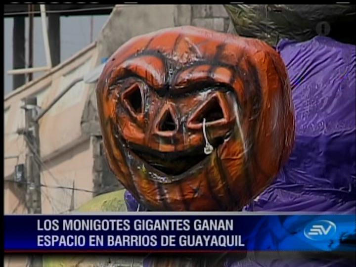 Los monigotes gigantes de fin de año se toman Guayaquil