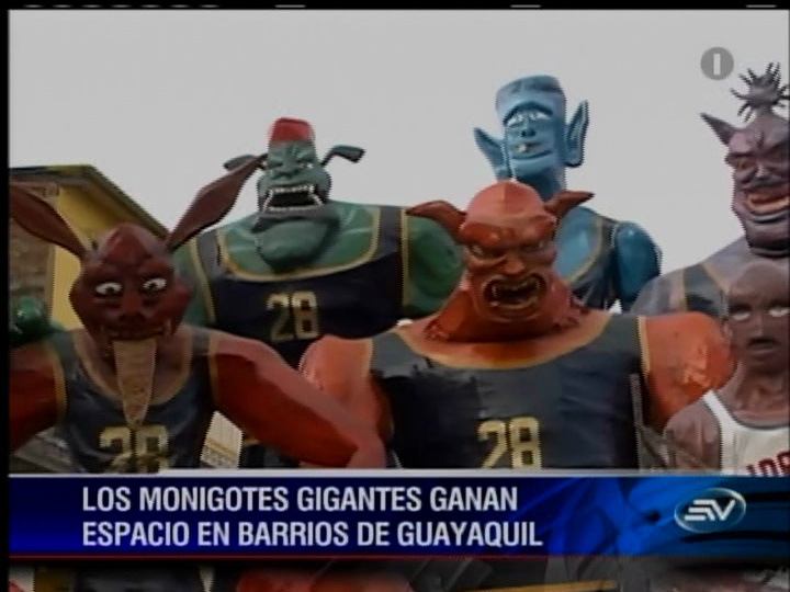 Los monigotes gigantes de fin de año se toman Guayaquil