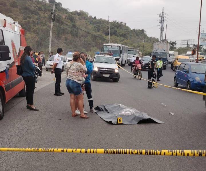 Una mujer falleció tras ser atropellada en la avenida León Febres Cordero, en Daule